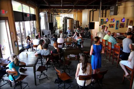 Upscale Bungalow walk less than a mile from downtown Hendersonville