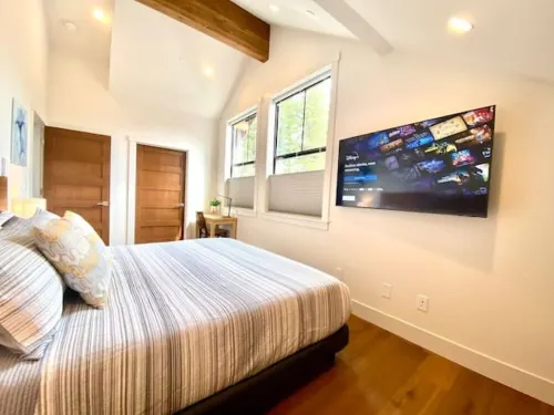 New Cozy 1 Bedroom Adu Unit with Your Own Private Entrance and Kitchenette