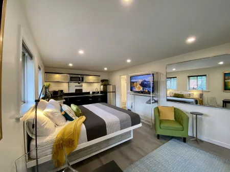 Right in the heart of Breckenridge! One block to The Gondola. Отели в г. Брекенридж