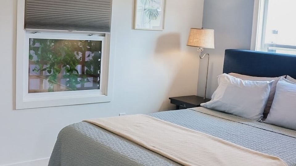 30-Night Minimum Downtown HB - 1/2 Mile to Beach, Pier, Main St, & Pacific City