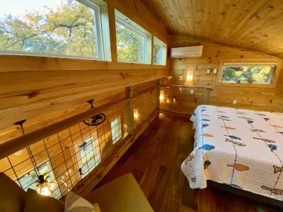 Coach's Quarters - The Dugout - Come Spend The Night in the Trees!! Hotels in der Nähe von TSTC class rooms