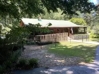 New Finished Lower Level. Peaceful 5-Bedroom Lake Front Cabin Easy Walk to Lake.
