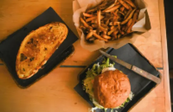 Traverse City's Local's Hideaway: King Suite & 4 Hot Tubs Await!
