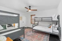 Modern Retro House w/ Hot Tub & Pet Friendly Các khách sạn gần Texas State University Round Rock Campus
