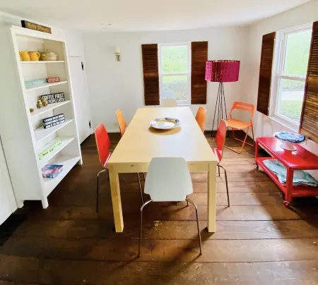 Southampton Beach & Town Cottage Отели рядом с достопримечательностью «Cryder Beach»