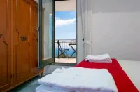 On the Amalfi Coast: Romantic House "BOUGANVILLEA" Hotel a Furore