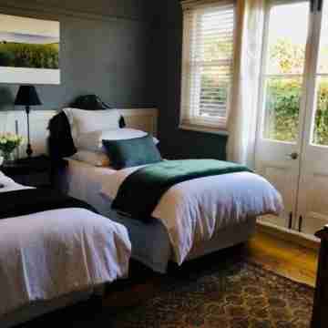 OJ's - Luxury Retreat Minutes from Shopping and Restaurants Rooms