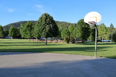 Peaceful & Relaxing Family Retreat: National Park Theme, Hot Tub & Game Room