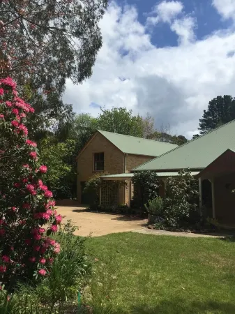 Burradoo Loft with king size bed. Close to Southern Highlands wineries.