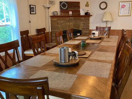 Trail Side Inn 4 bed 2 bath with trail access to 4 Hatfield-McCOY trails system