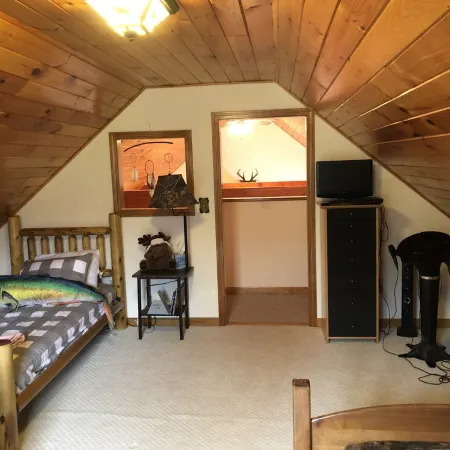 Hideaway in the Great North Woods - direct access to snowmobile trails