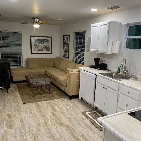 Bradenton duplex near downtown Pier, Harbor, Riverwalk & beaches.  Pet friendly!
