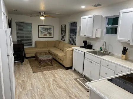 Bradenton duplex near downtown Pier, Harbor, Riverwalk & beaches.  Pet friendly! Отели рядом с достопримечательностью «Запад Гейт»