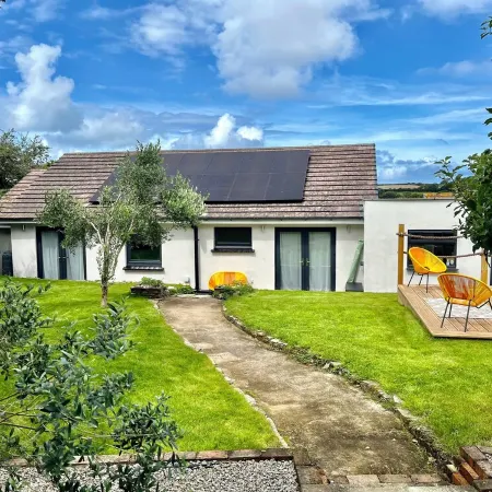 Detached 3 bed 3 bath home 7 mins walk to Padstow Harbour- Pet Friendly Parking