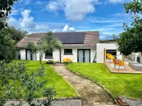Detached 3 bed 3 bath home 7 mins walk to Padstow Harbour- Pet Friendly Parking