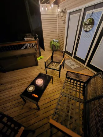 Benjamin's by the lake/Walk to cool pool