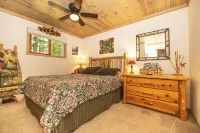 Minocqua Chain! Walk to the Bearskin Trail! Fall Dates Available! Hotels in Minocqua