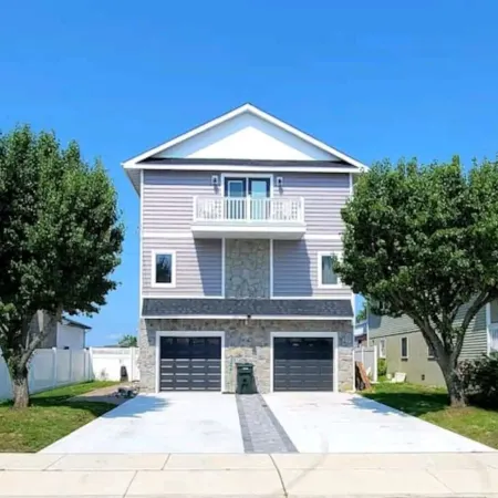 HOT TUB & Bicycles - Walking distance to the BEACH, bay, restaurants, & shopping
