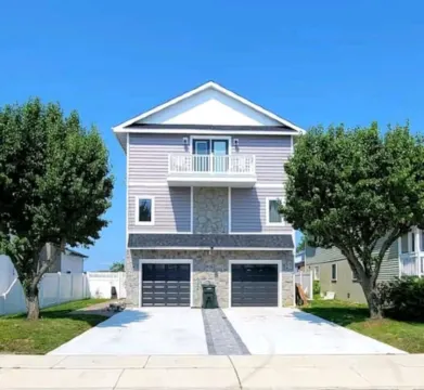 HOT TUB & Bicycles - Walking distance to the BEACH, bay, restaurants, & shopping