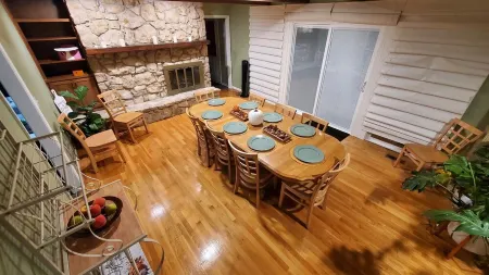 Peaceful retreat, just 10 minutes outside of town