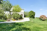 Large, tastefully renovated old house with elegant swimming pool.<br> Hôtels à : Saint-Marcel-d'Ardèche