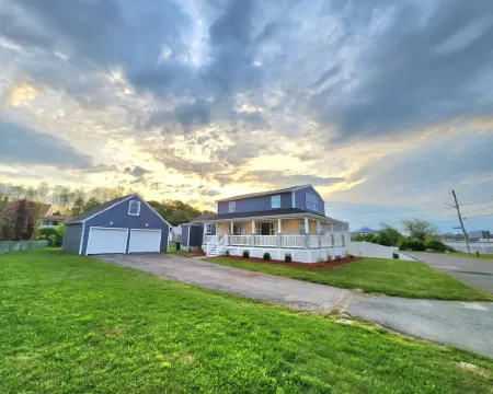 Beachfront w/ Hot Tub, Sauna, Pool, Fire pits, Grill & Panoramic Views Hotels in Somerset