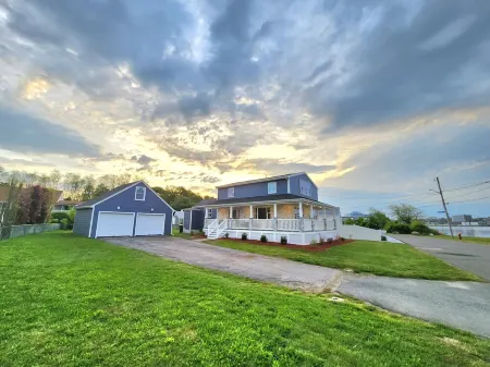 Beachfront w/ Hot Tub, Sauna, Pool, Fire pits, Grill & Panoramic Views