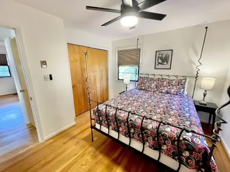 1950's 3BR Downtown Cary Ranch! 10 Min Walk to Downtown Cary Park! Отели рядом с достопримечательностью «Aspen Center»