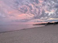 Charming Cottage in Hyannis Walk to Downtown, Beach, Harbor, Pet Friendly Fence - pantai