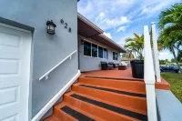 "Palm Estate" - Spacious 3 bed, 3 bath, 2 story single family home with pool