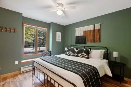 Pocono Base Camp - GOLF CART AVAILABLE to ride to 2 lakes, 3 beaches, & 4 pools