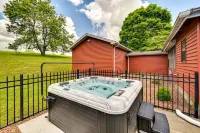 Come relax in a family friendly cabin w/ great amenities and a lake nearby!