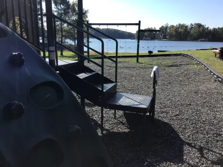 Enjoy lake life FREE kayak and canoes. Relax at this family friendly lake house. Отели в г. Каку