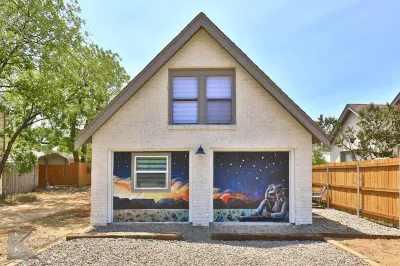 Rustic chic guesthouse located right next to HSU & Hendrick Medical Center Hotels near Red Armadillo - Market Center