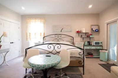 Tranquil Sugarland Retreat Close to Airport/Metro Hotels near Security University