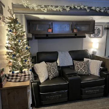 Cozy camper in Clemson Hills.  5 minutes from Clemson University.  Pet friendly!
