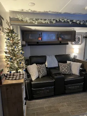 Cozy camper in Clemson Hills.  5 minutes from Clemson University.  Pet friendly!