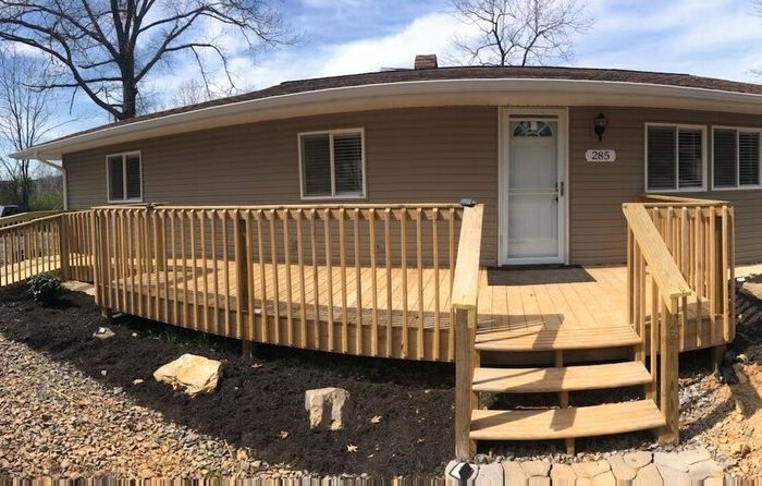 Freshly remodeled Retreat close to hiking, boating, and shopping