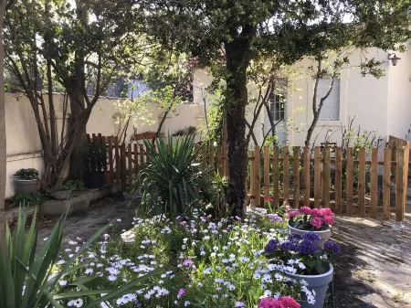 Small Detached House with Fenced Garden Area! All in Comfort! Отели в г. Ним