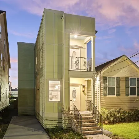 Remarkable Superdome Group Home w/Heated Pool, Parking, Patio, 8 Beds & 5 Baths