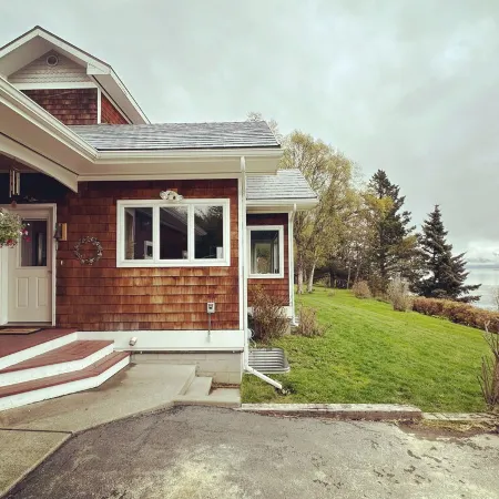 Gorgeous Cozy Spacious Bayfront home with Stunning Views and Beach Access