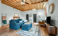 Charming & Spacious Hideaway by Downtown Bryan - Apartment