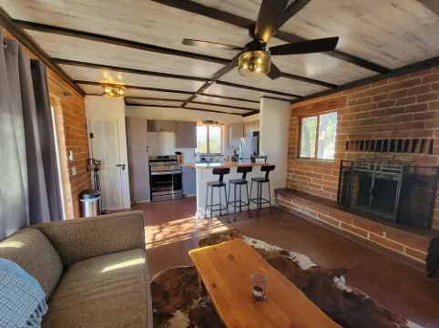 Dogwood Flats - A cozy guest house in the oak trees!