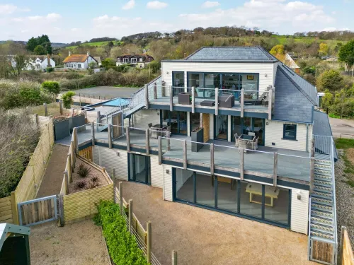New apartment nestled on the seaside with expansive views of cliffs, sea and sky Hotels in Hastings