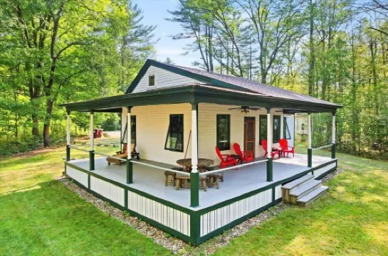 Pet friendly, private, clean, perfect Lake George location