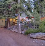 Cozy, secluded cabin, great location and beautiful spa with sweeping views! North Tahoe Art Center 주변 호텔