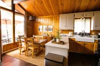 Cabin - Rustic Glam + Game Room + Views +Workspace- Minutes from Attractions Hotels in Running Springs
