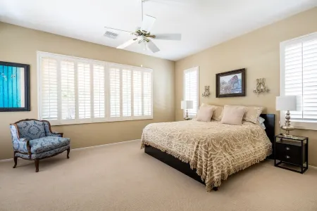 Luxury, spacious, spa home, sleeps 8, Chef Kitchen, office, plus sep. casita. Отели рядом с достопримечательностью «Палм-Дезерт Палмс»