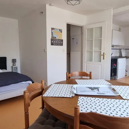 Confortable Studio Avec Balcon en Plein Centre de Concarneau - Parking Privé