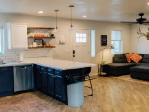 Pet & Family Friendly 3 Bedroom Home in Heart of Thatcher 撒切酒店